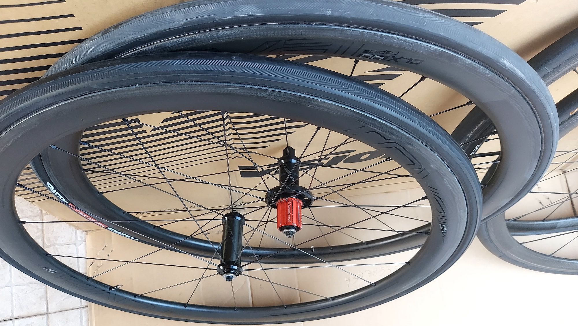 Rodas carbono Roval CLX40 e Zipp 202
