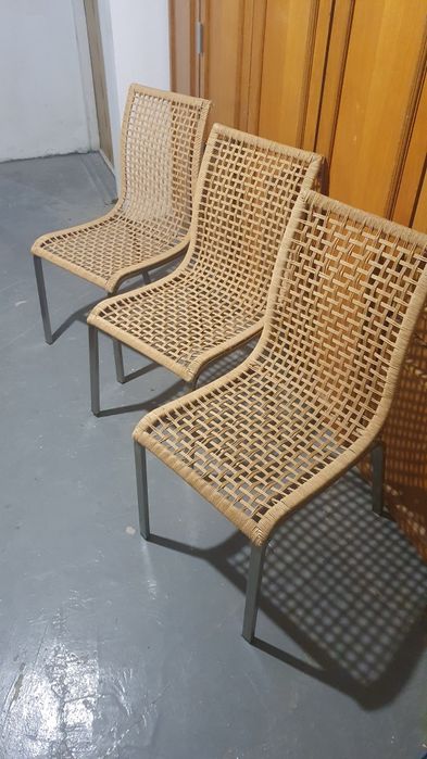 Nowoczesne krzesła rattanowe na metalowych nogach – komplet 3 szt.