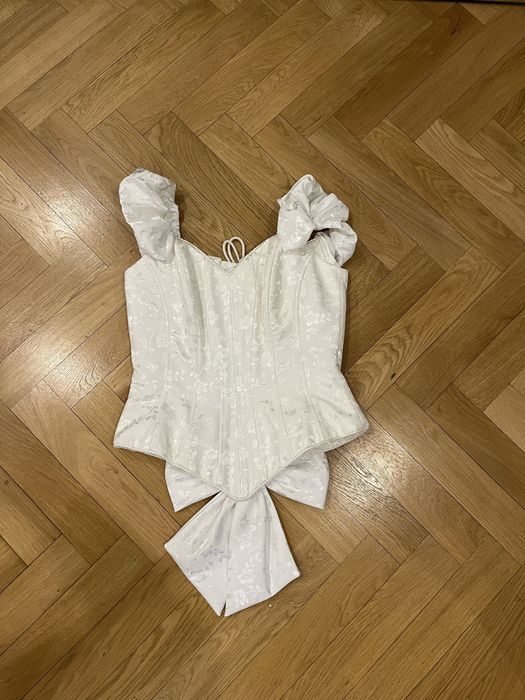 Suknia ślubna z gorsetem, spódnicą i tiulem