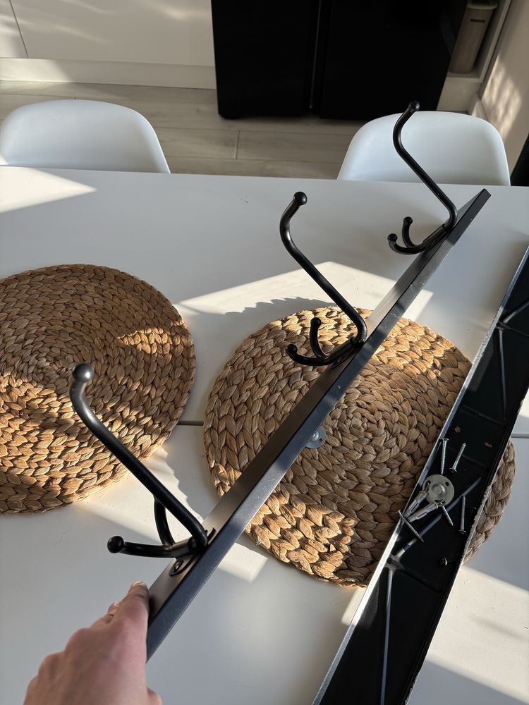 Wieszak Ikea pinnig haki czarny na ubrania do przedpokoju