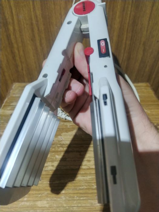 Стайлер, утюжок для волос.