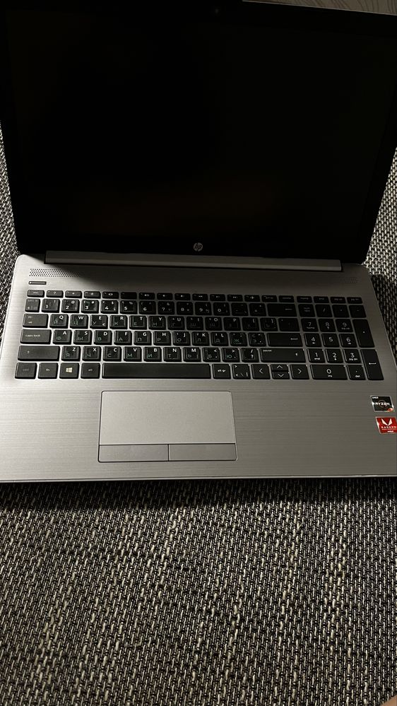 Ноутбук в хорошем состоянии. Ryzen 3, 16 ГБ ОЗУ, Windows 10.