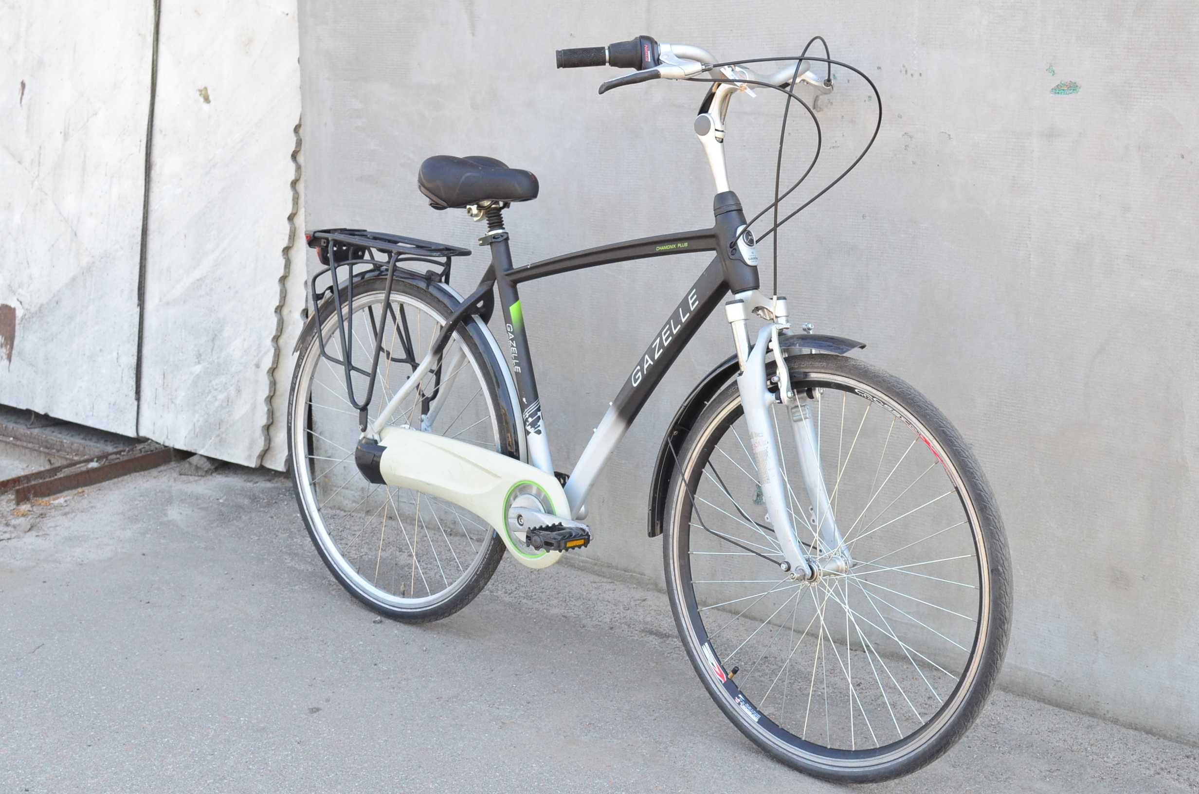 Міський велосипед Gazelle Chamonix Plus 28" M біло-чорний