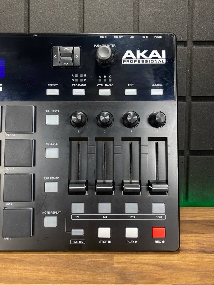Akai MPD226 Контролер