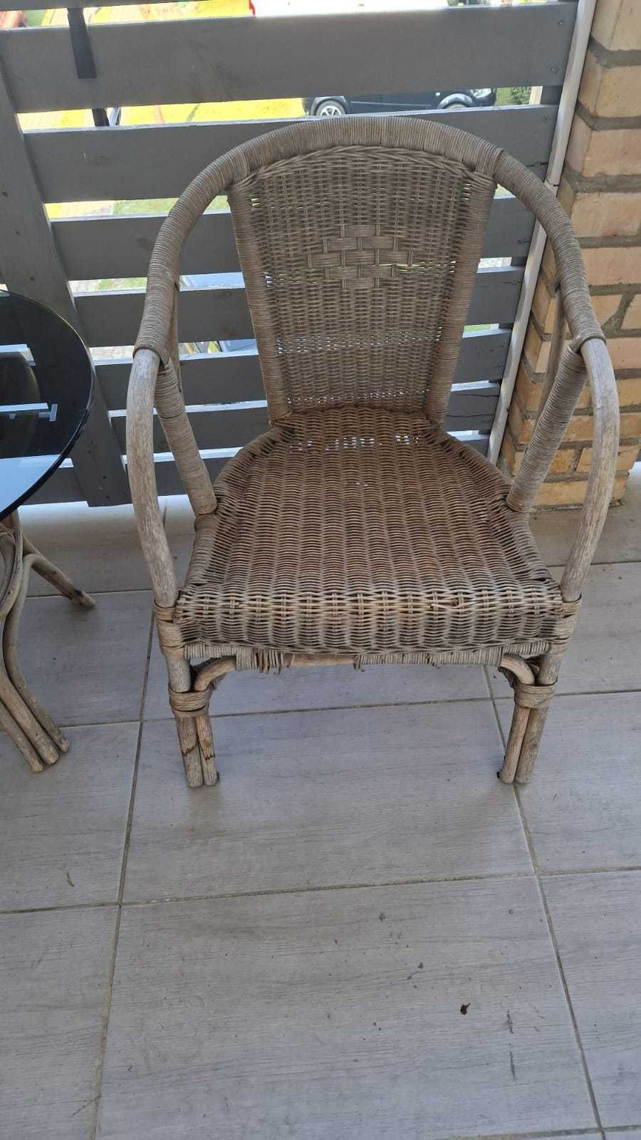 stół z fotelem zestaw na balkon taras z rattanu rattanowy plecionka