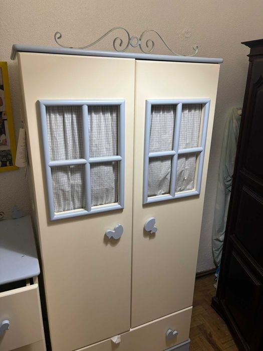 Mobiliário para quarto de criança laçado a branco e azul claro