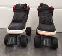 Patins, joelheiras, cotoveleiras e luvas.