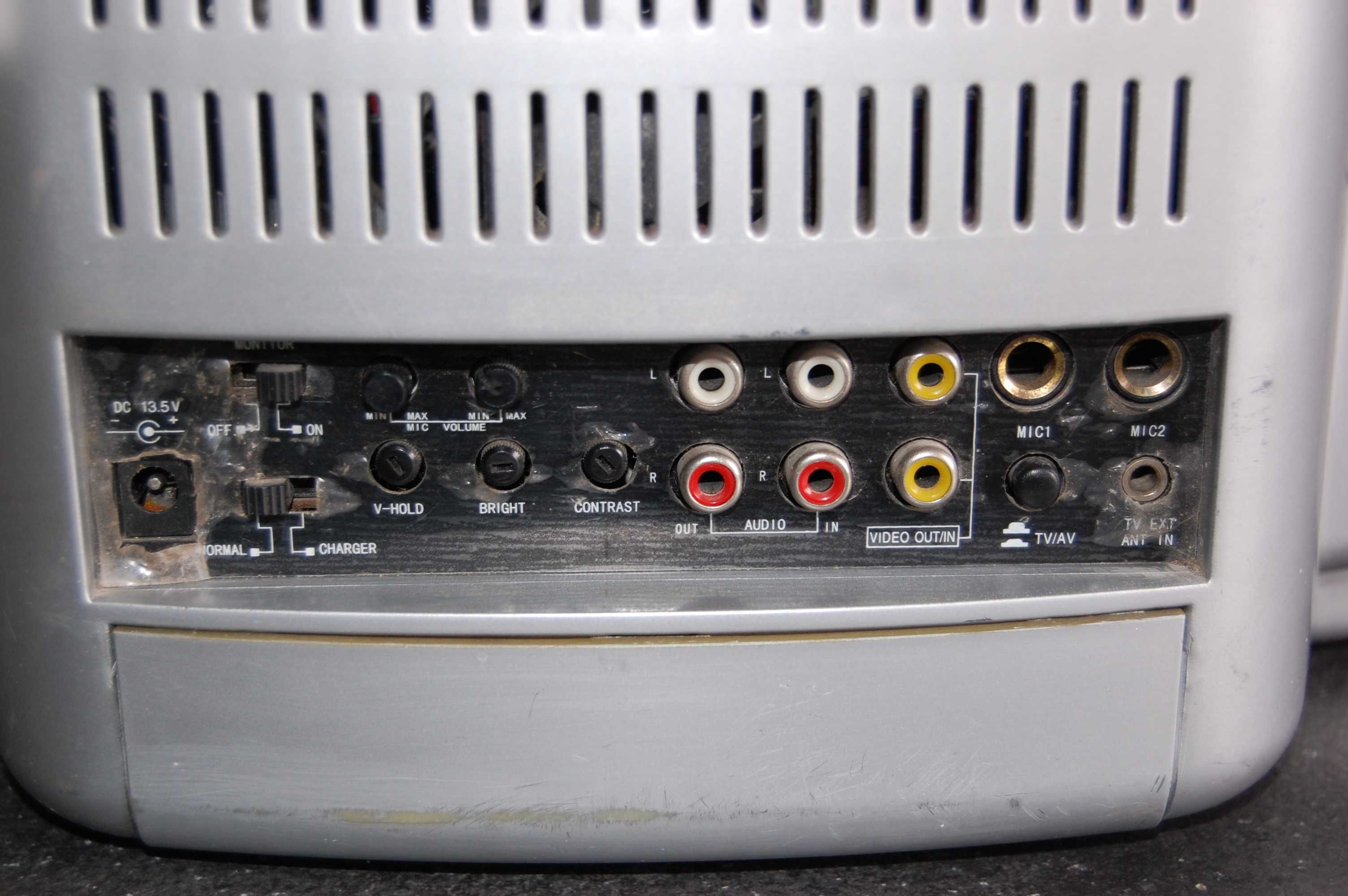 Bombox z telewizorem MISTRAL model VCDTV-2B