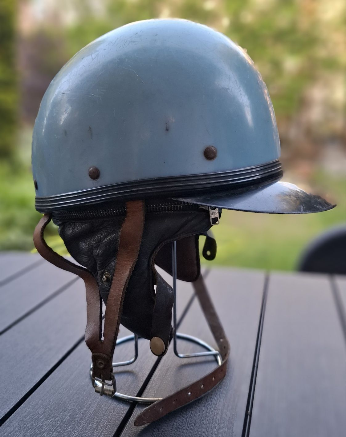 Kask orzeszek z epoki PRL-u niebieski z daszkiem rozm. 54