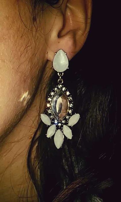 Brincos brancos novos