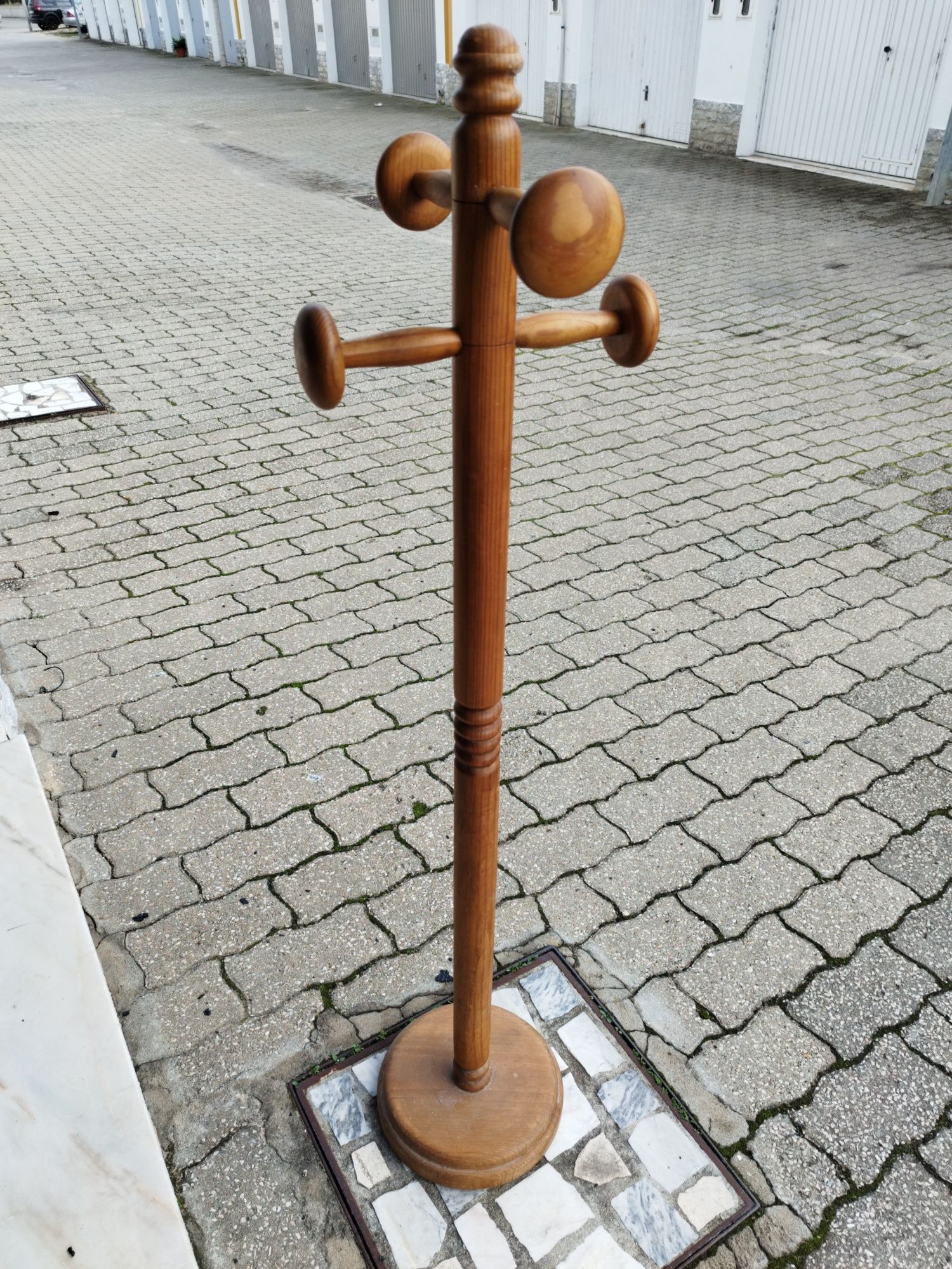 Cabide de madeira