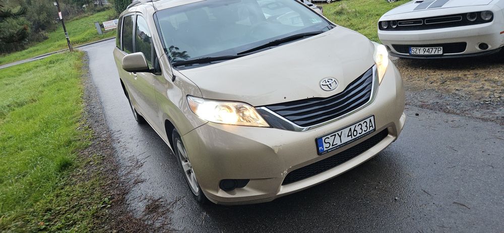 Toyota sienna 8 osób