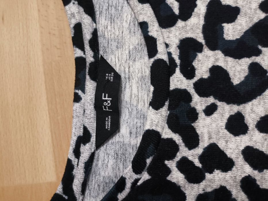 Długa sukienka w panterkę