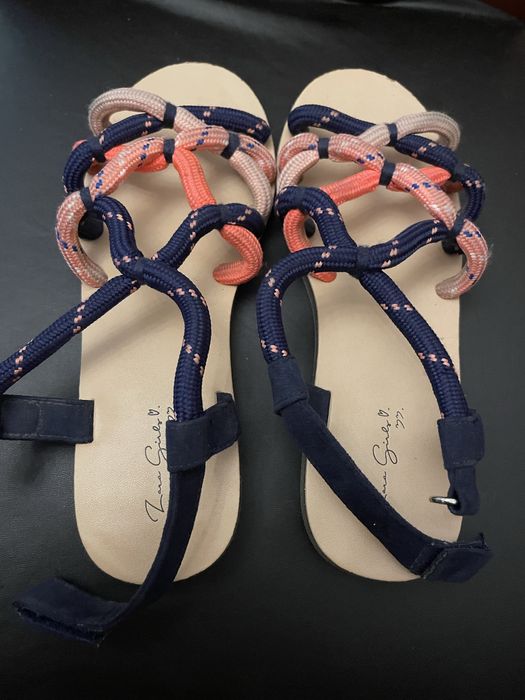 Sandalia azul, marca Zara