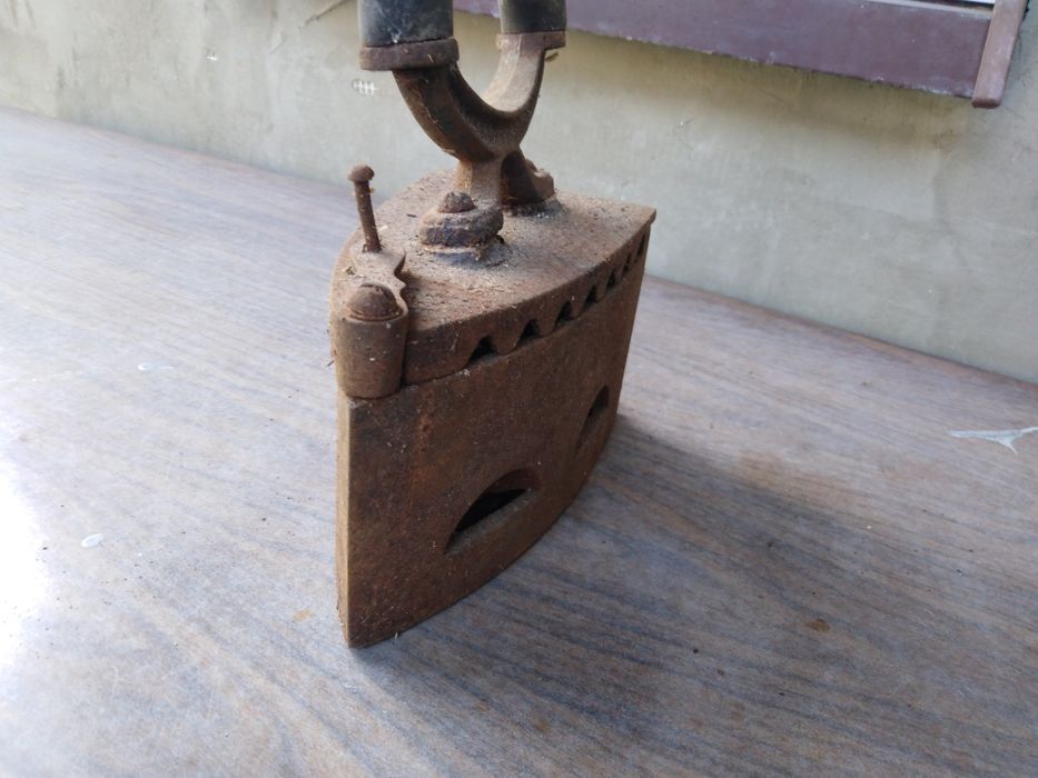 Stare zabytkowe żelazko na węgiel