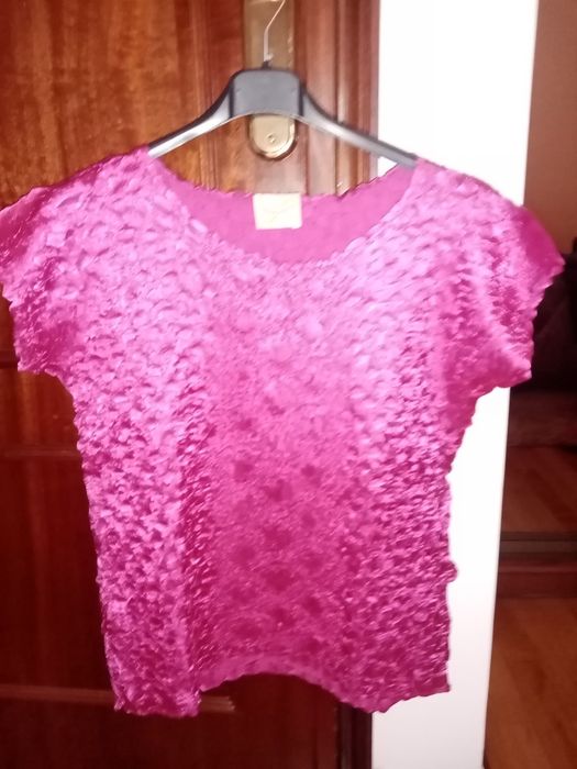 Blusa cor rosa choque aos folhos