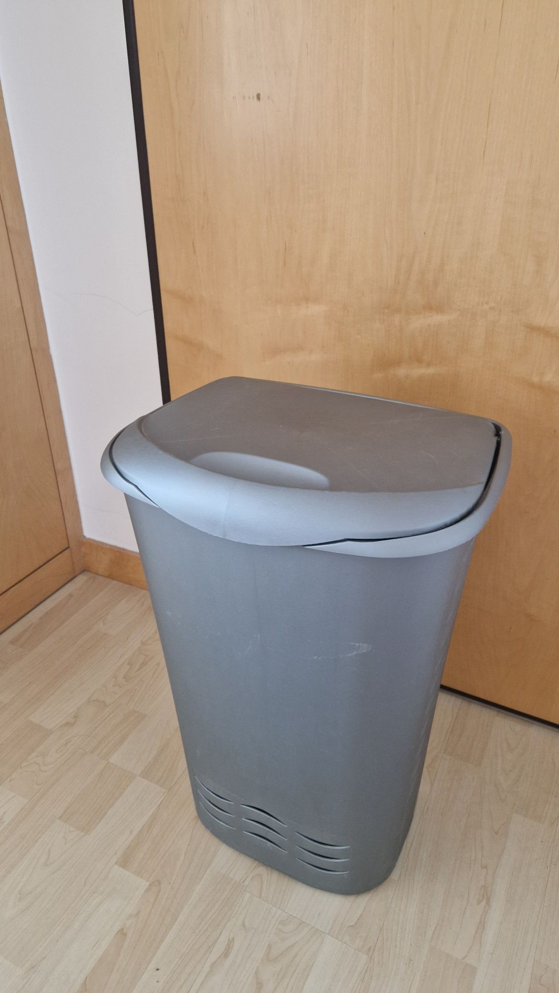 Cesto roupa cinzento