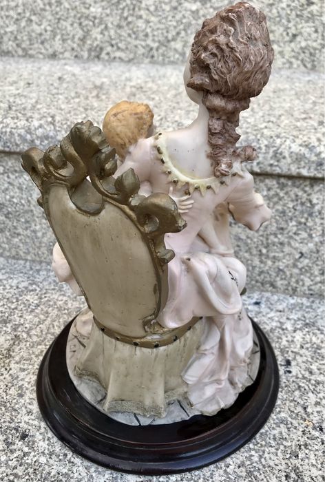 Estátua antiga marfinite - mãe com filho ao colo