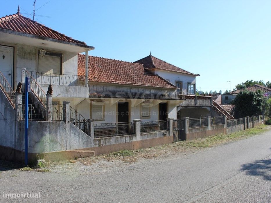 Moradia inserida num lote de 1225 m2 em Ferreira do Zêzere