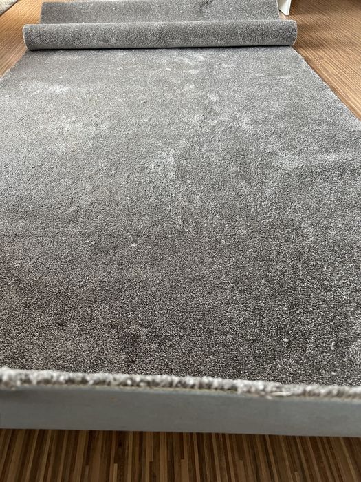 Wykładzina podłogowa nowa, 550 cm x 130 cm, szara