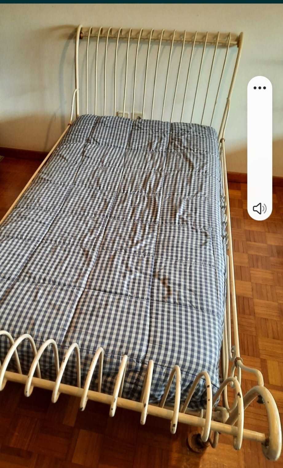 Cama francesa muito antiga em ferro e mesinha de cabeceira