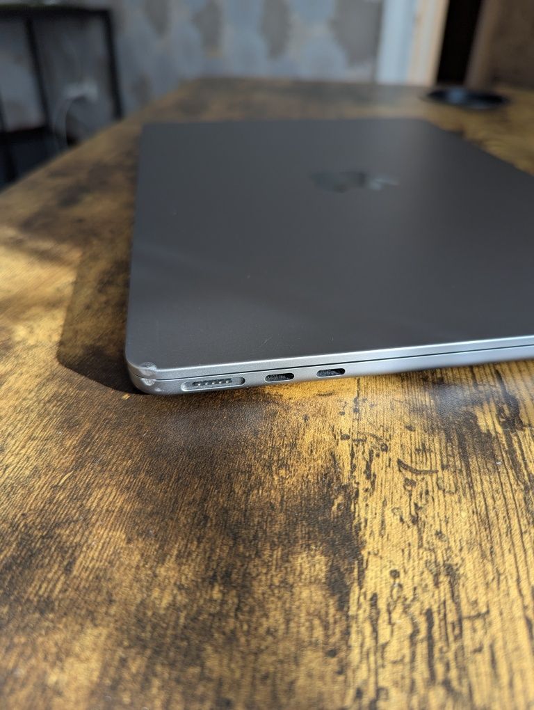 Продам Macbook Air 13.6 M2 2022 року