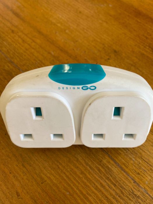 Ficha dupla adaptadora de fichas inglesas para portuguesas