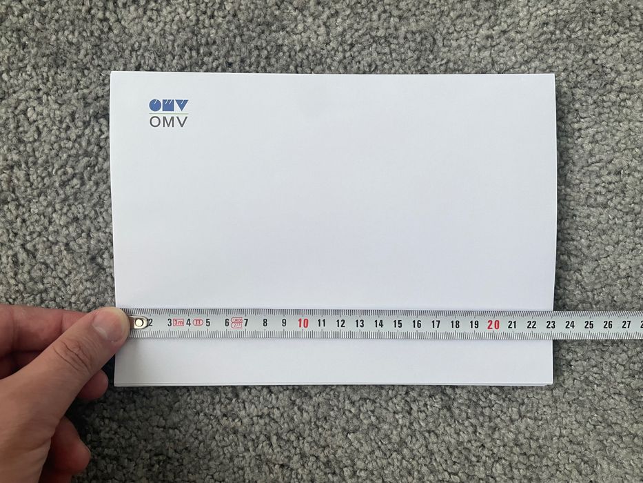 Білі конверти різних розмірів