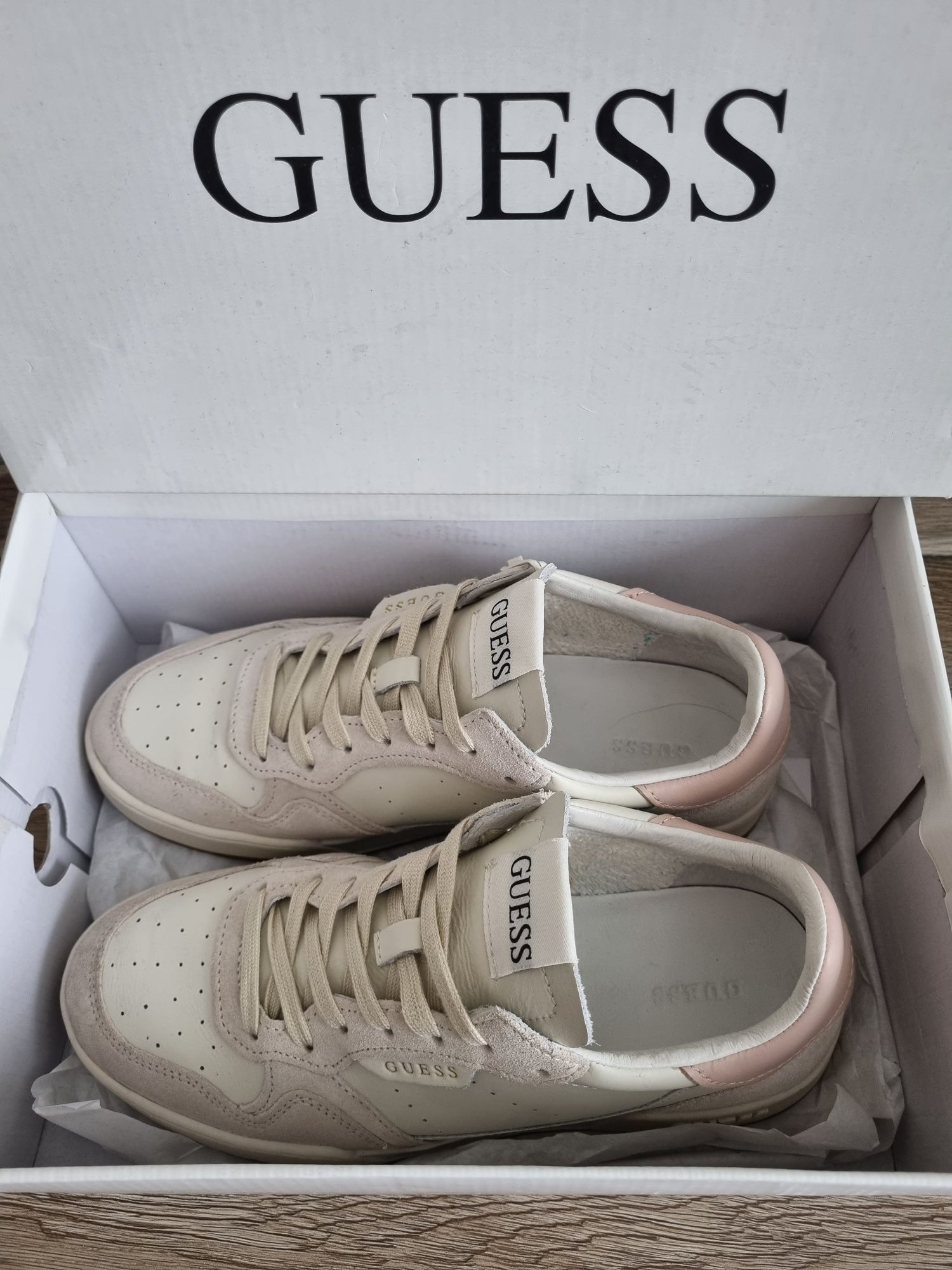 Шкіряні кросівки Guess