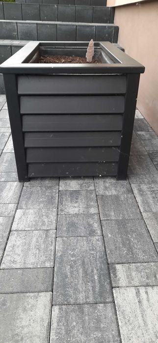 Donica ogrodowa metalowa z profili kolor czarny