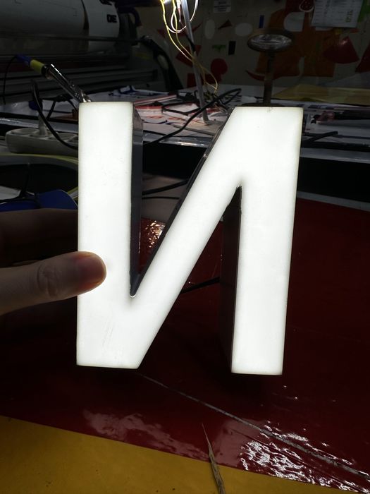 об’ємні літери світлові букви на магазин 3d