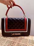 Bolsa em pele, cor preto e vermelho, Moschino