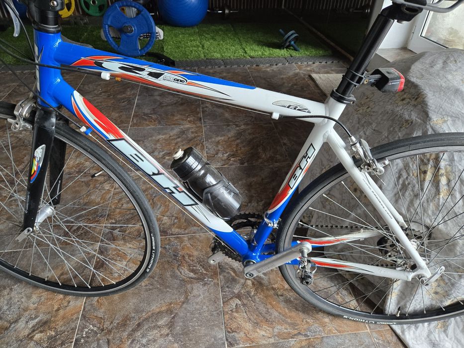 Bicicleta de estrada BH 
De sete velocidades a trás e duas a frente.
E