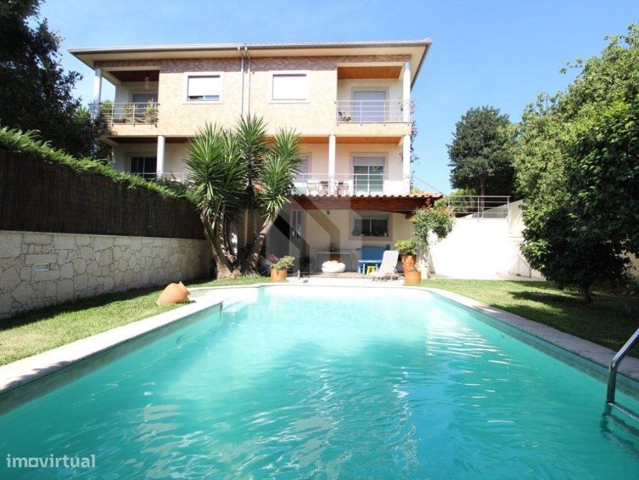 Moradia Geminada T4 + Escritório com Piscina em Rendufe, Amares Exc...
