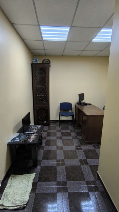 ЦЕНТР . Приміщення  93 кв. Торг.