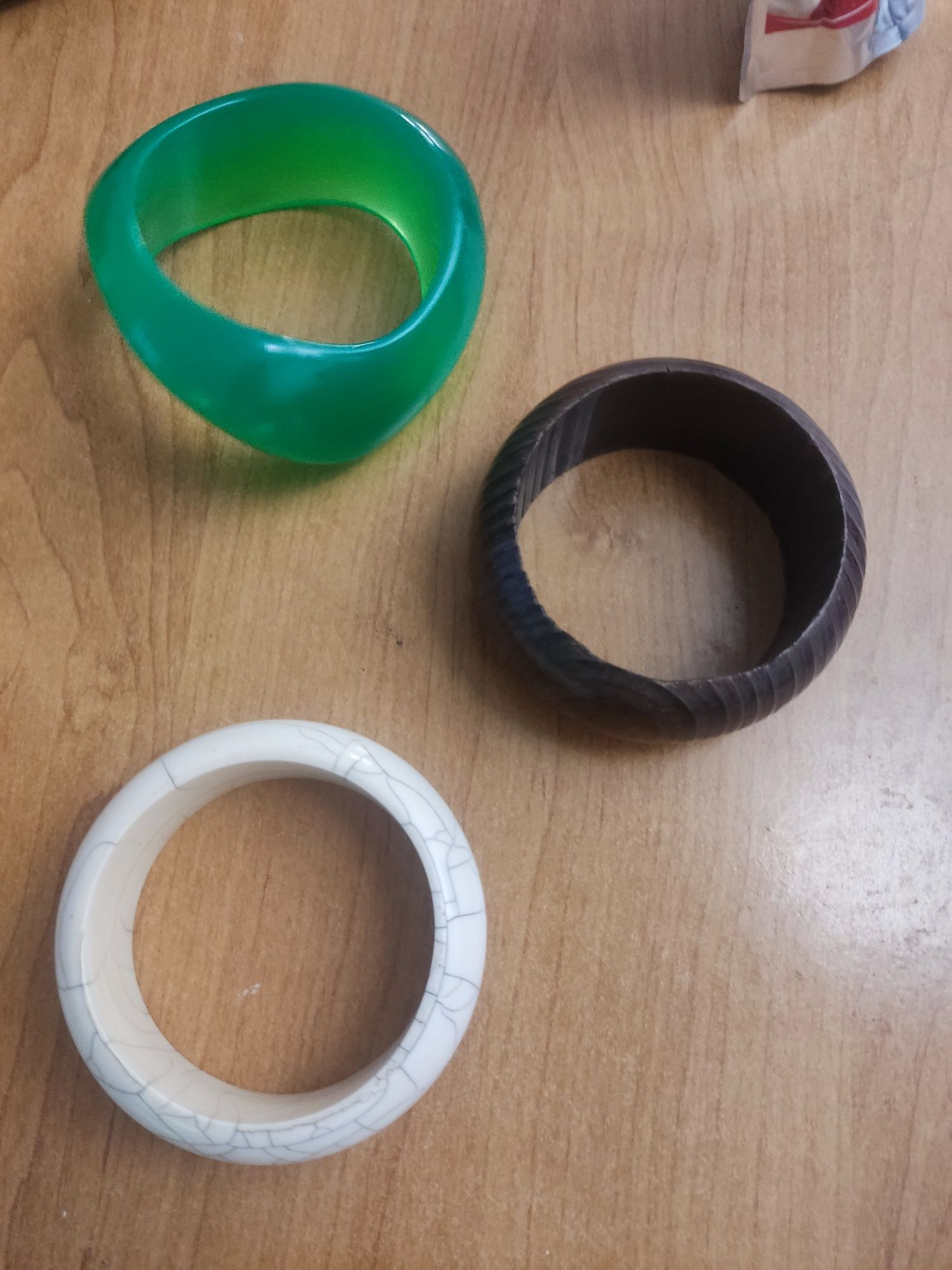 Bransoletki drewniane i plastikowe