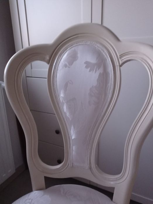 Białe drewniane krzesła - stan bardzo dobry