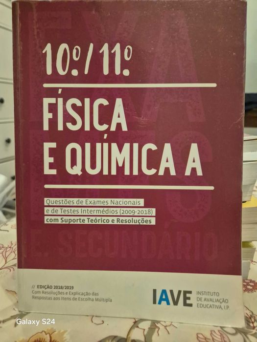 Livro Exame Nacional Física e Química A 10° e 11°anos IAVE