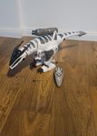 Interaktywny dinozaur zdalnie sterowany ze strzałkami