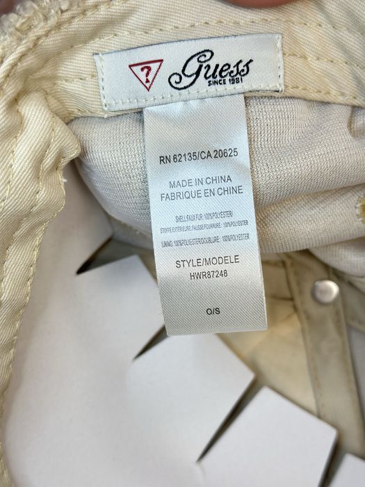 Кепка бежева Guess