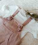 Conjunto blusa e Jardineiras