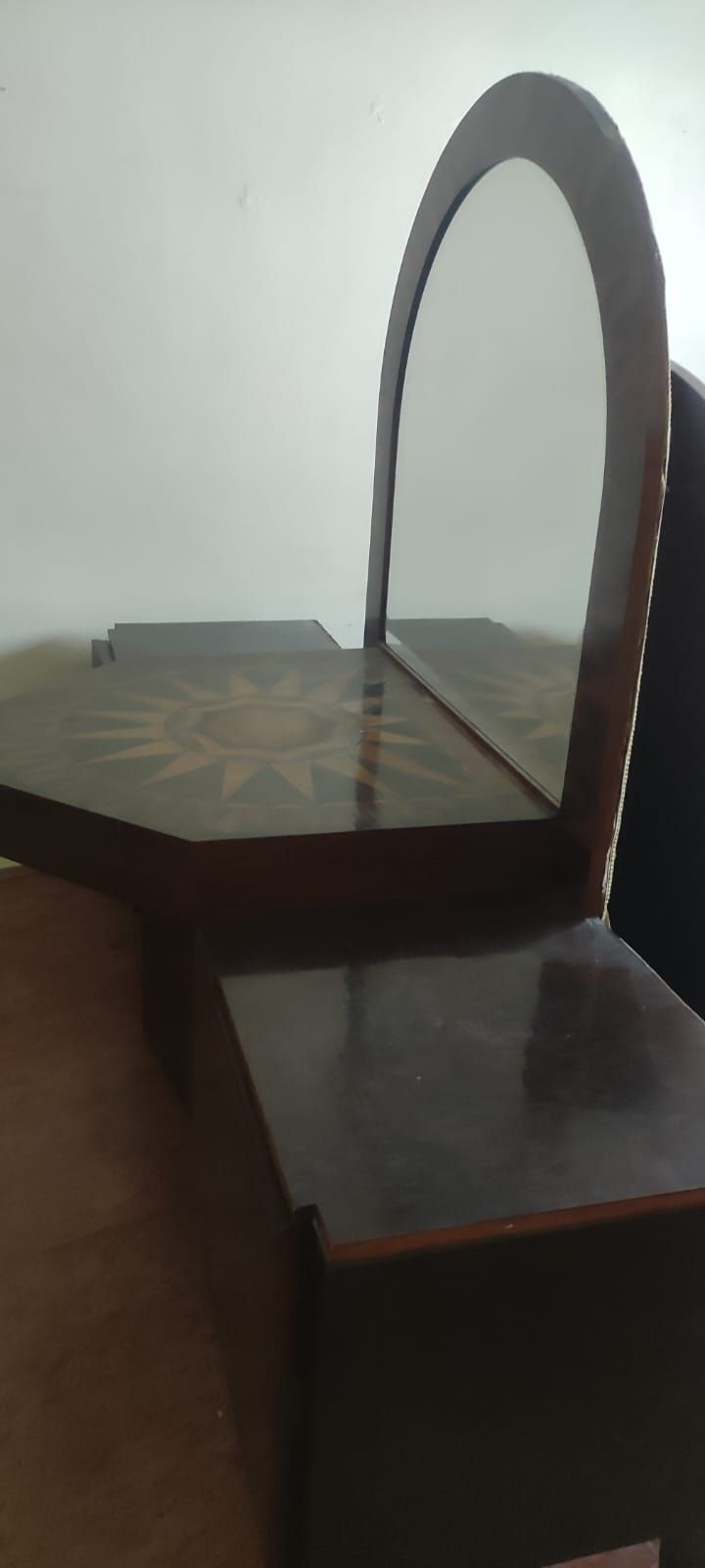 Ofereço cama de solteiro, 2 roupeiros, comoda e 1 sofá individual