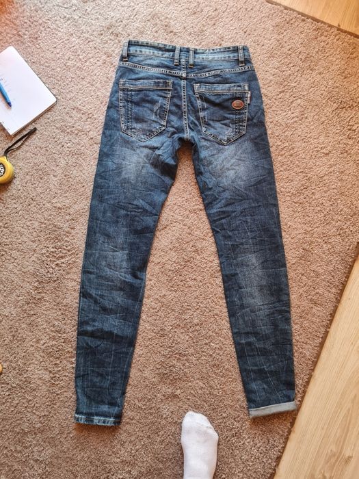 Nowe ciemne męskie spodnie jeansowe z przetarciami, rozmiar 29