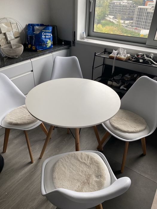 Mesa redonda com 4 cadeiras novas