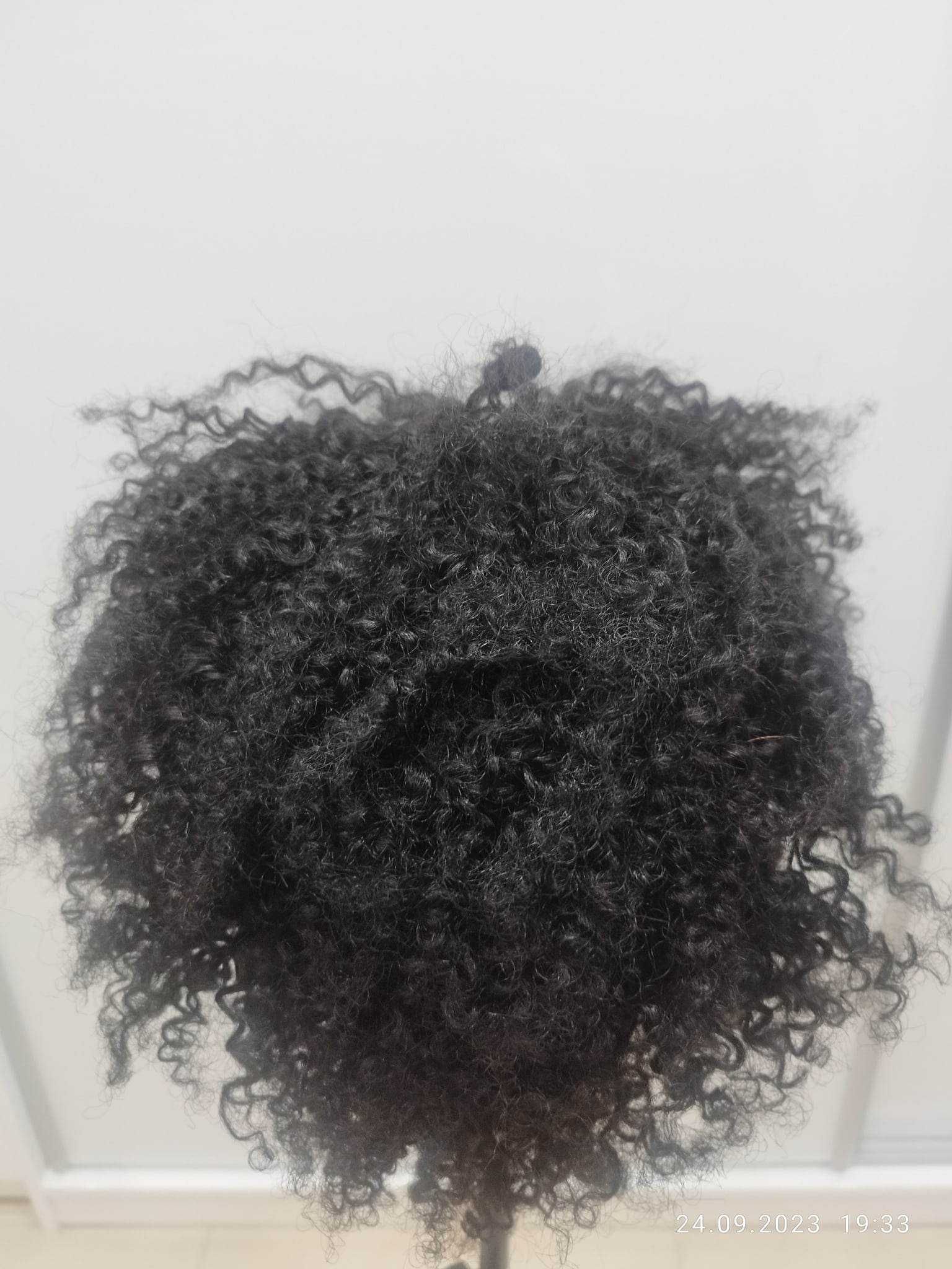 Peruka. Krótkie ciemne kręcone włosy „afro”.