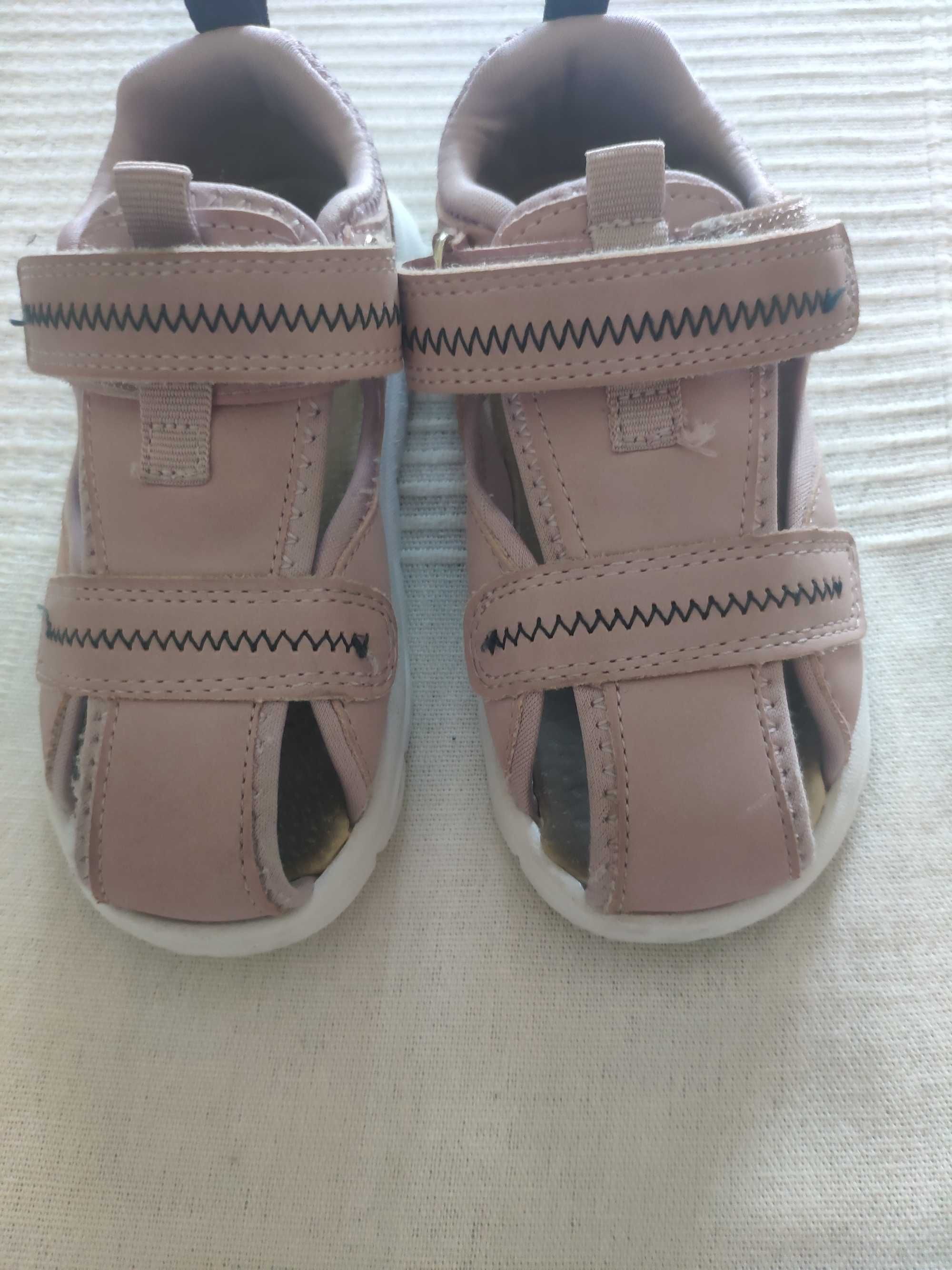 sandalias e sapatilhas todos por  5 euros