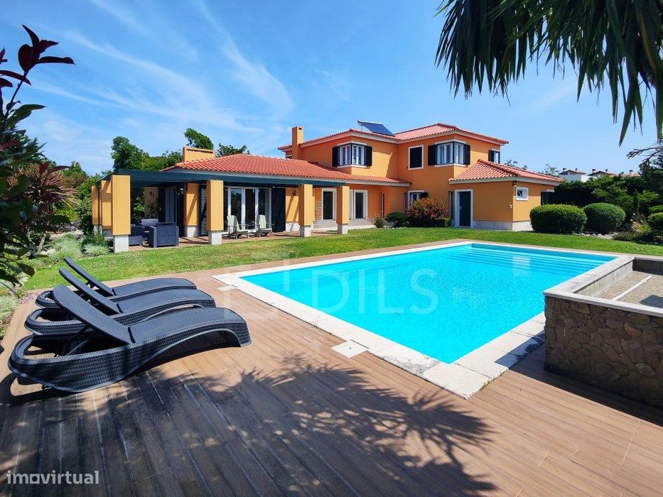 Moradia T6 com piscina no Condomínio Belas Clube de Campo