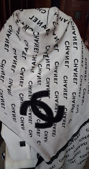 Piekny szal dwustronny Chanel Paris Nowy