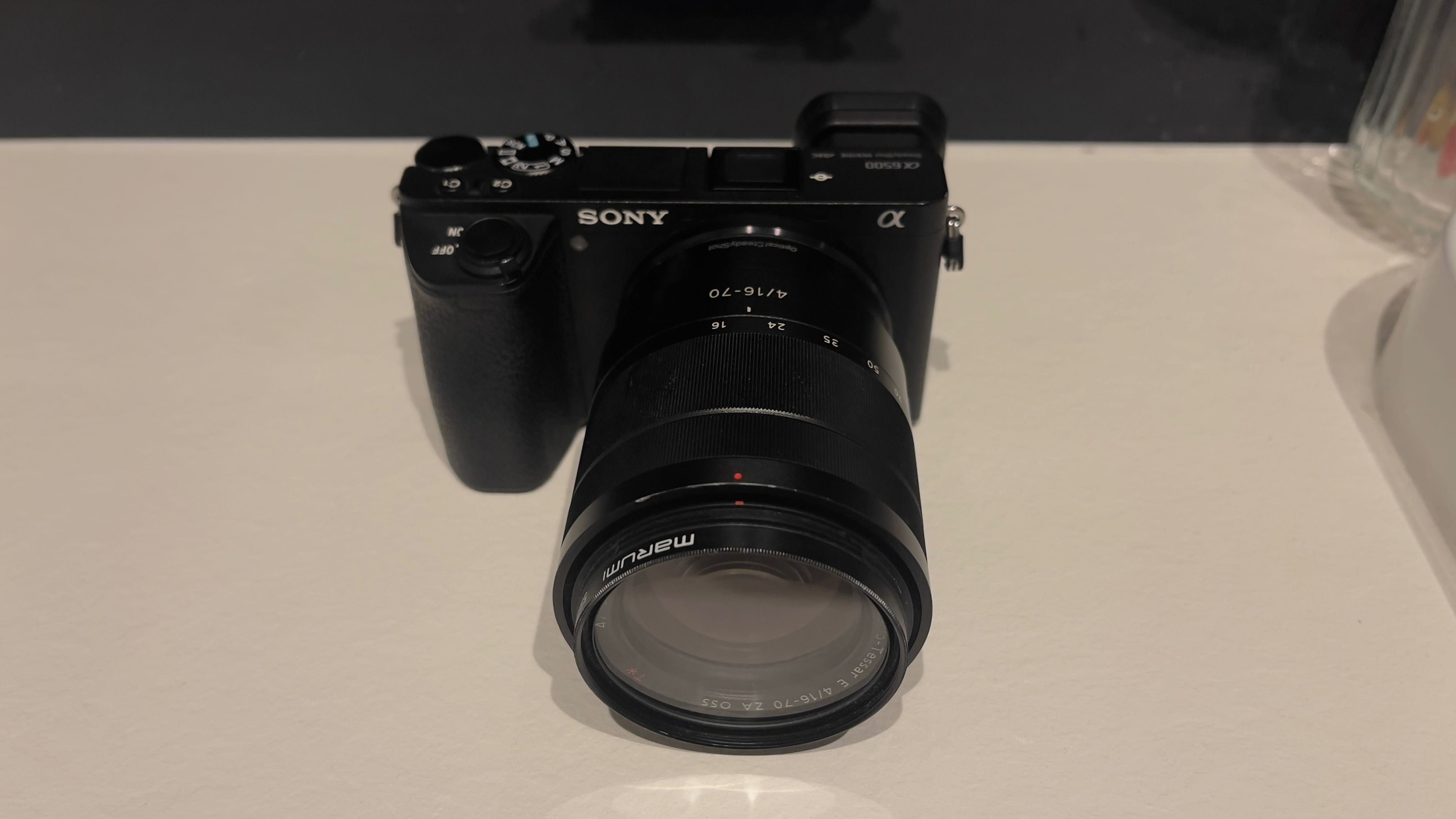 Sony a6500 + E -mout F4 16-70 Zeis