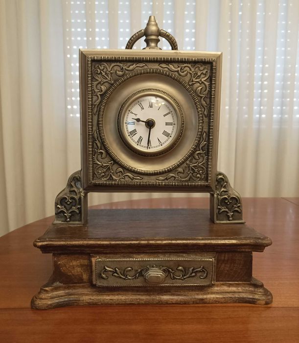 Relógio "antique", elegante e intemporal.